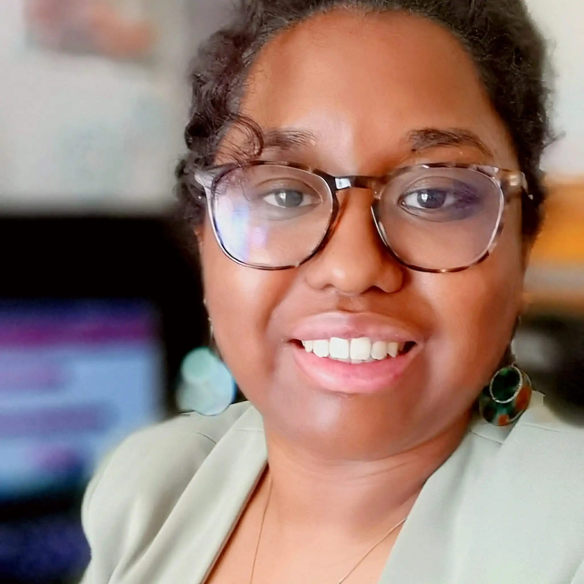 Julia, l'alliée du web de L'Aventurier Autodidacte,Consultante en visibilité numérique, développeuse web et webdesigner