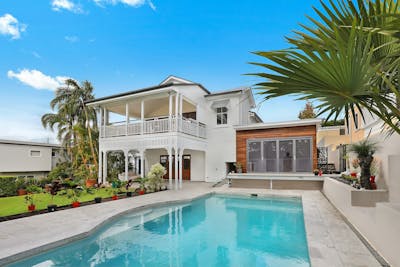 Charming Dark Blue Home in Los Angeles County - Photo 2