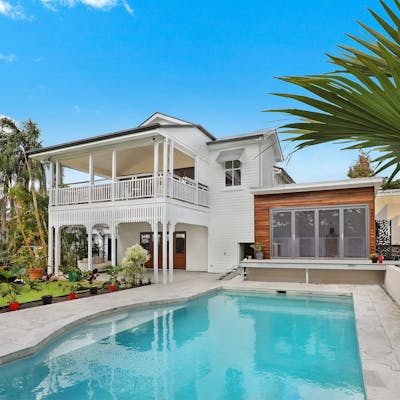 Charming Dark Blue Home in Los Angeles County - Photo 2