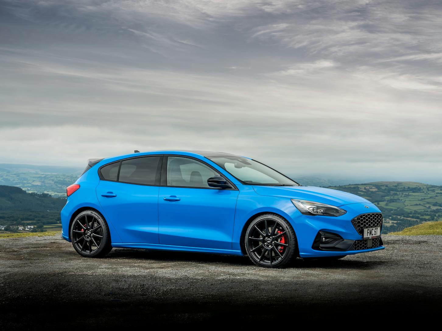 Ein blauer Ford Focus ST Turnier.