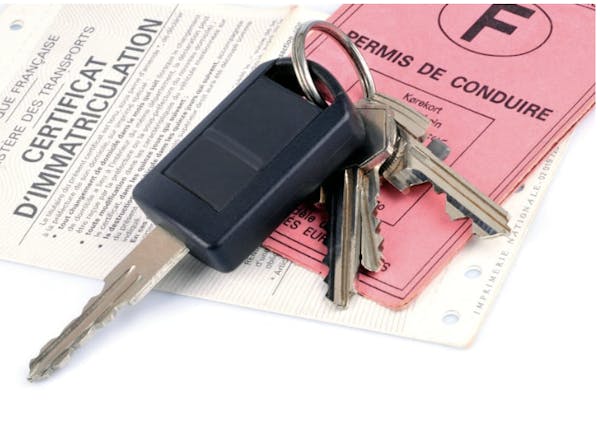 Vendre une voiture avec la carte grise de l'ancien propriétaire