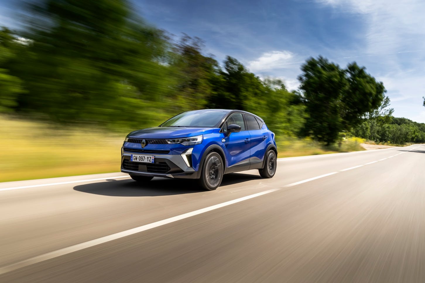 Ein blauer Renault Captur
