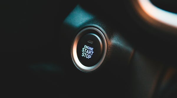 Voiture qui ne démarre pas : les 9 causes les plus fréquentes (et comment réagir)