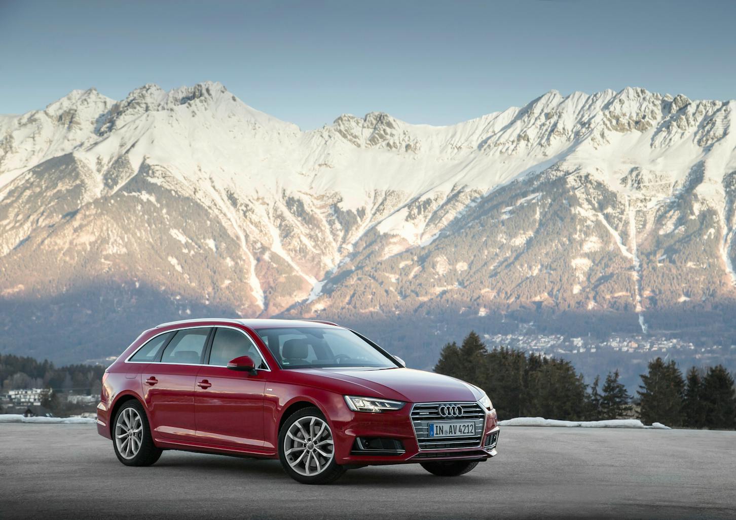 Der Audi A4 Avant steht vor einer Berglandschaft.