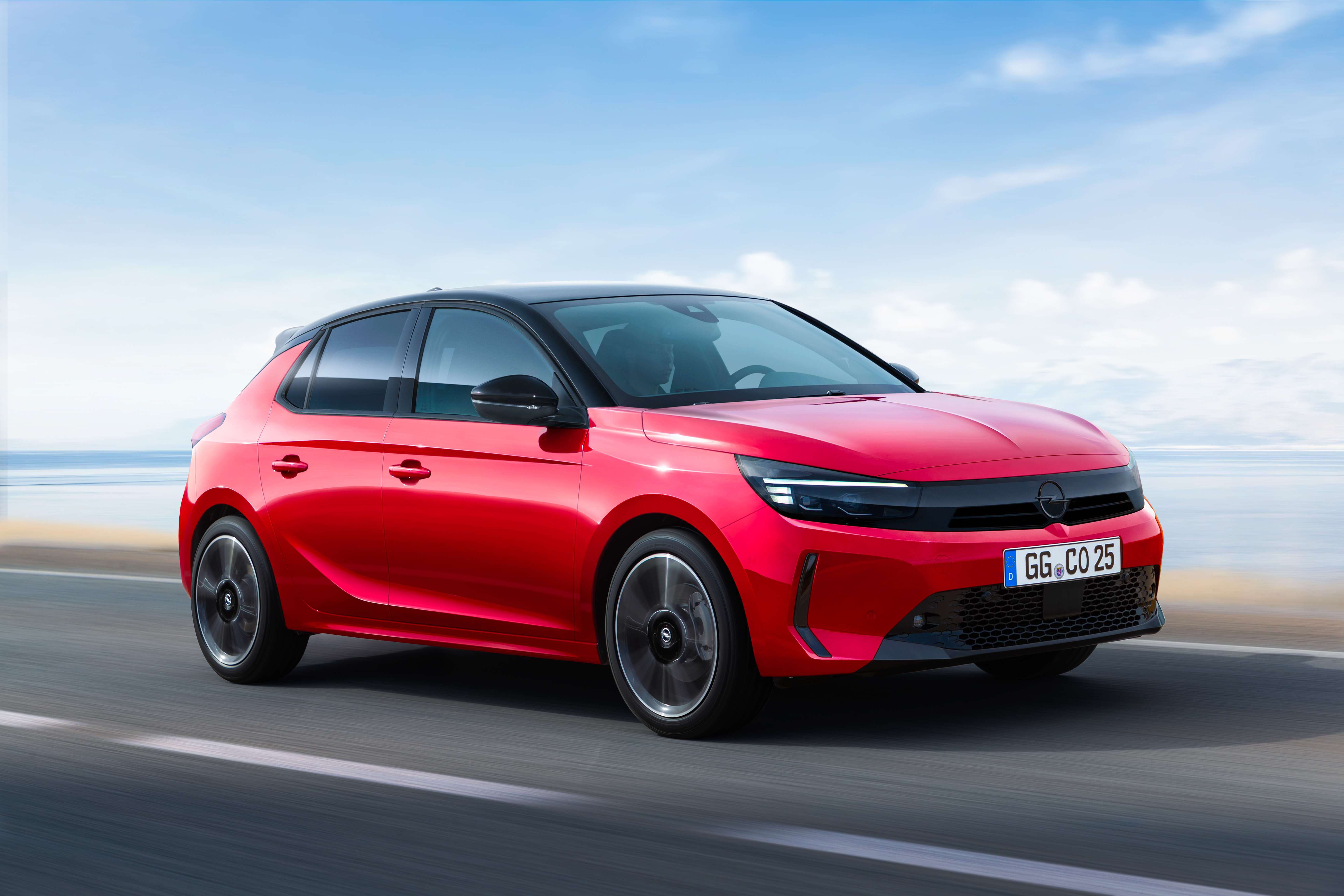 Der Opel Corsa in rot.