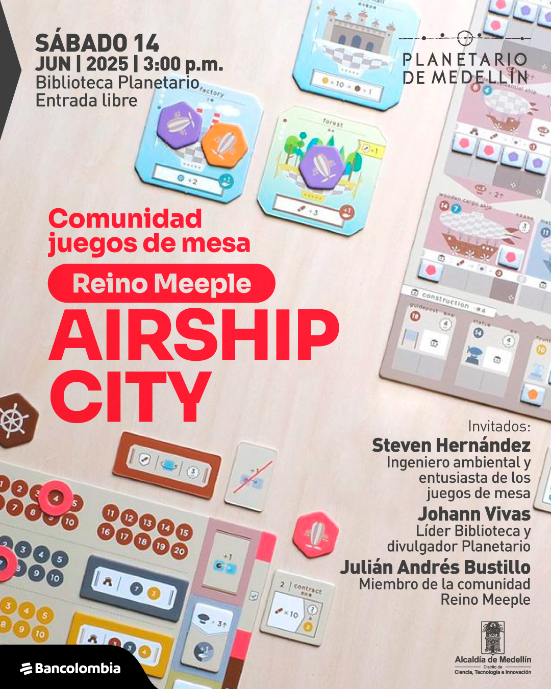 Fotografía. Sobre una superficie de madera clara se distribuyen componentes de un juego de mesa: fichas hexagonales, tarjetas ilustradas con símbolos de fábricas, bosques, contratos y dirigibles, y tableros con íconos, números y casillas de colores. En la parte superior izquierda se lee: "Sábado 14 de junio de 2025 a las 3:00 de la tarde. Biblioteca Planetario. Entrada libre". En el centro izquierdo se encuentra el texto: "Comunidad juegos de mesa. Reino Meeple. Airship City. Invitados: Steven Hernández, ingeniero ambiental y entusiasta de los juegos de mesa. Johann Vivas, líder Biblioteca y divulgador Planetario. Julián Andrés Bustillo, miembro de la comunidad Reino Meeple".