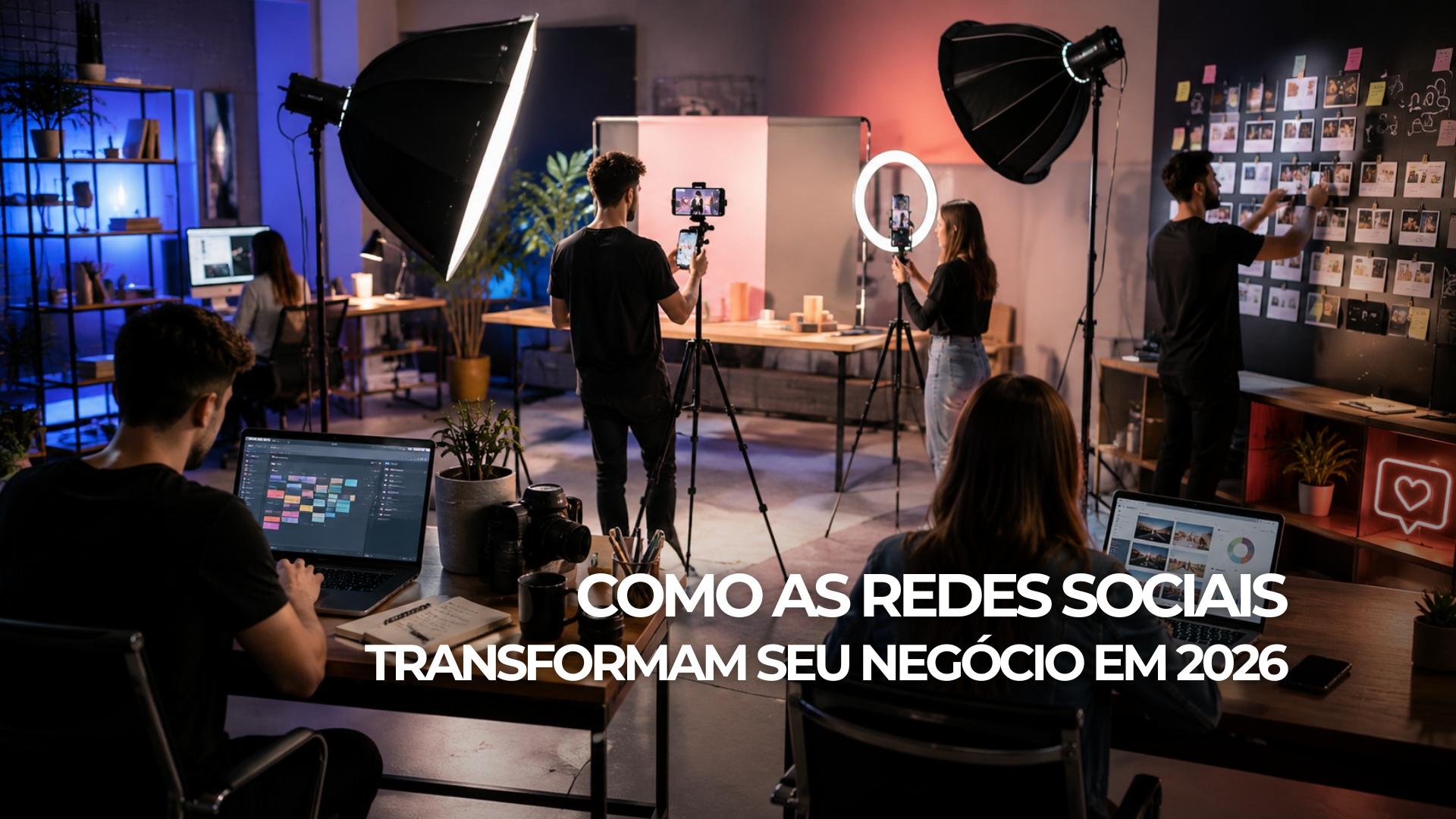 Banner sobre social media em 2026 com equipe criando conteúdo em estúdio criativo, redes sociais, comunidade, estratégia digital e interação com clientes