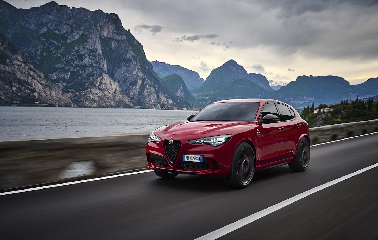Der Alfa Romeo Stelvio Quadrifoglio fährt auf der Straße.