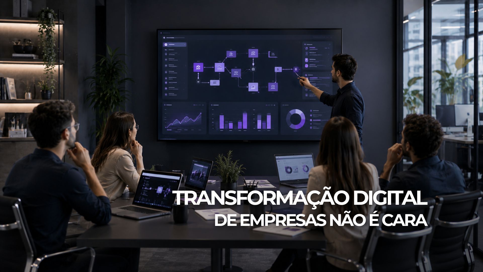 Equipe analisa arquitetura de software, fluxos de processo e dados operacionais em uma tela durante uma reunião de planejamento.