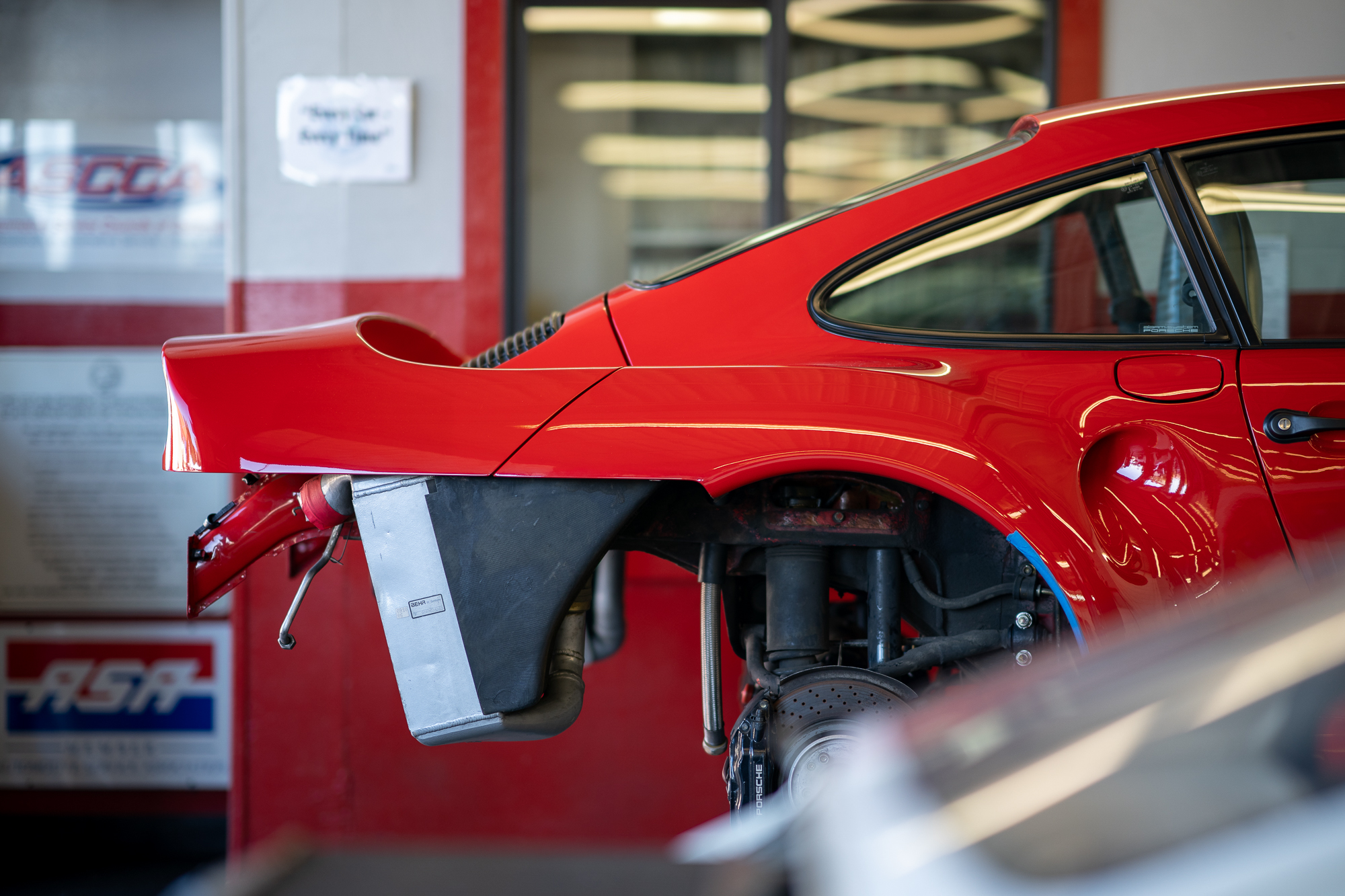 Porsche 959 without fenders or engine