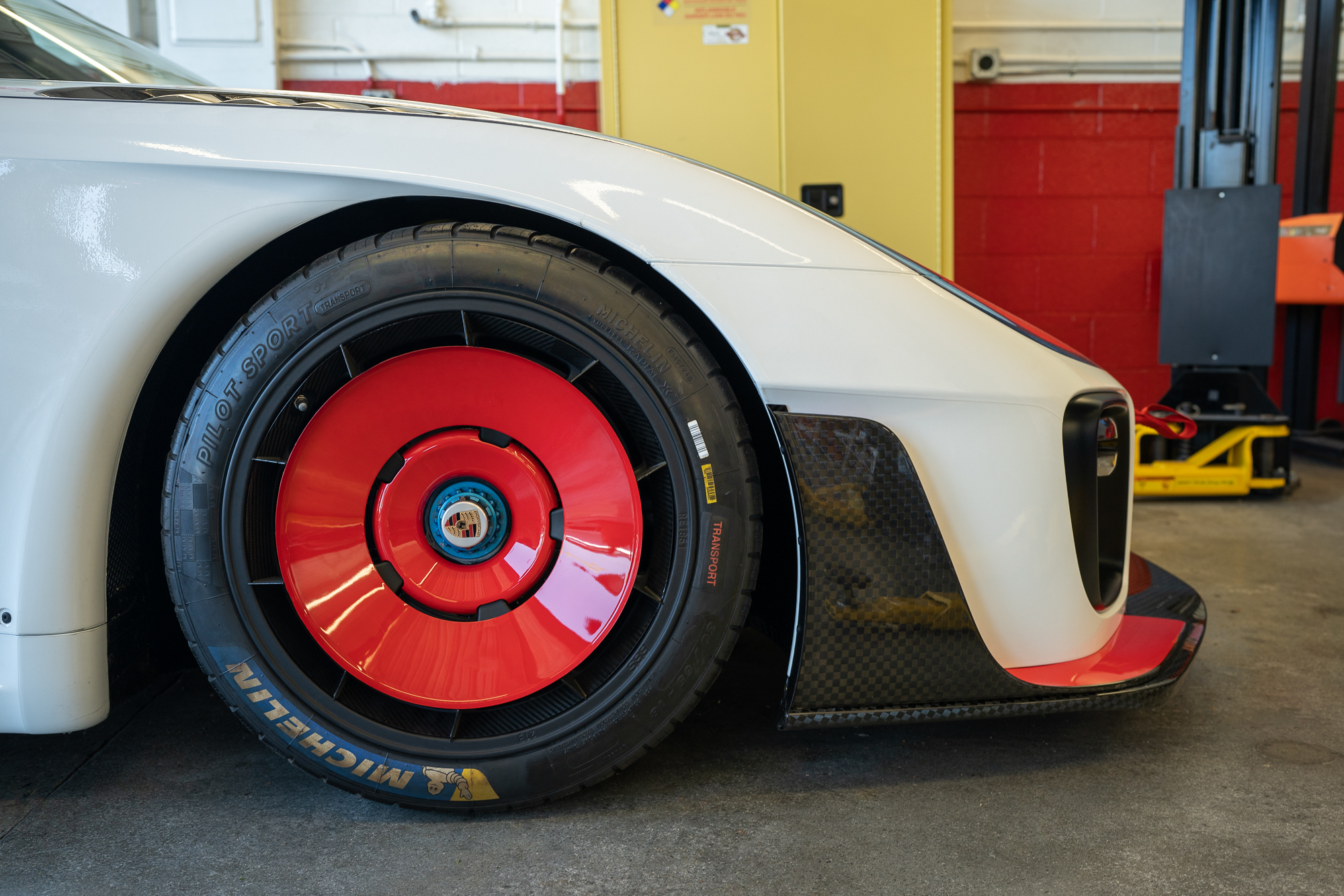 Red wheels on a Porsche 935