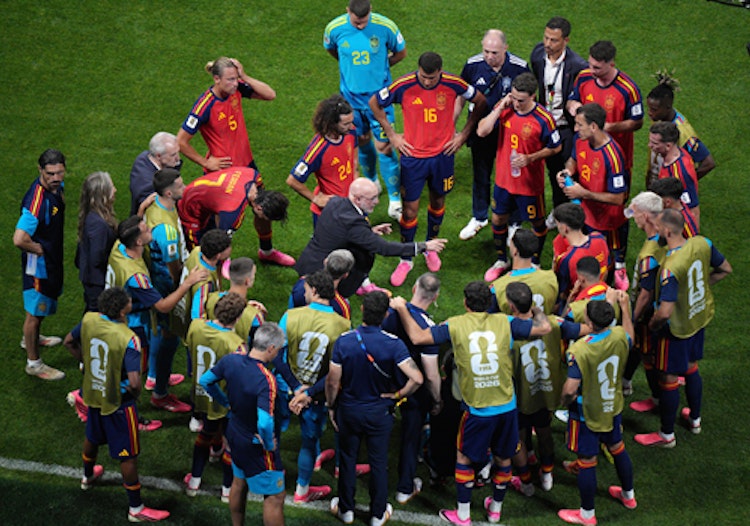 Spain’s head coach instructs his players in the hydration break during their match against Cape Verde in the 2026 World Cup.