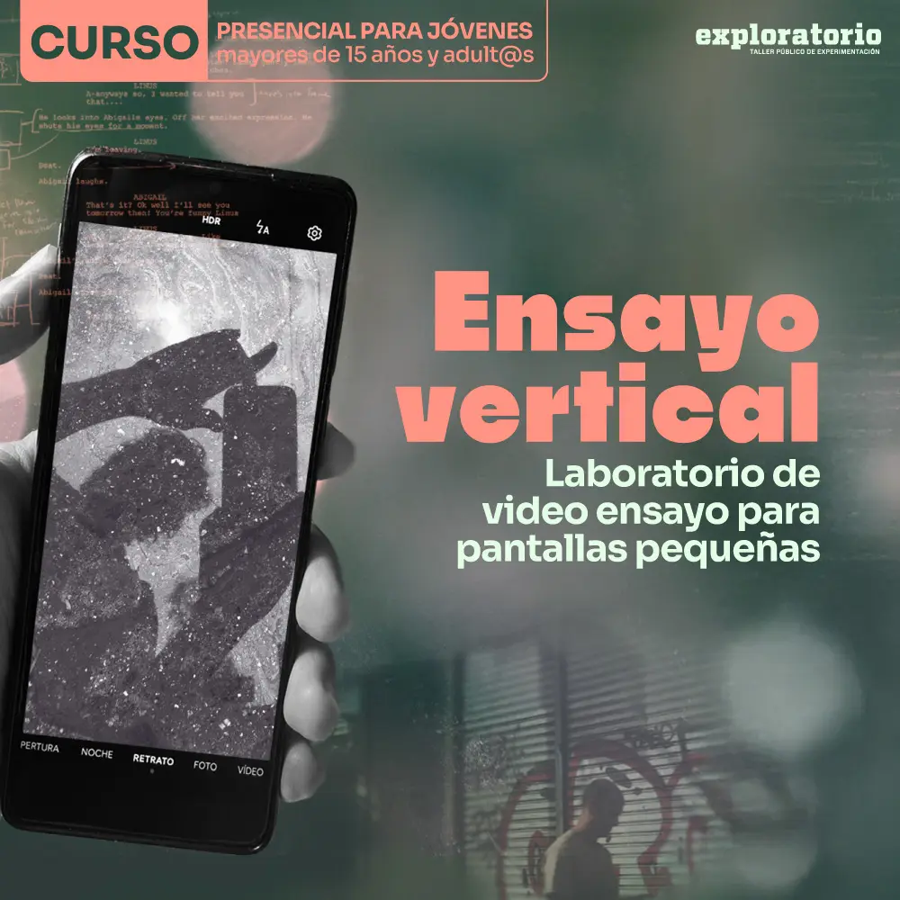 Composición fotográfica con una mano que sostiene un celular; en su pantalla aparece una imagen en blanco y negro, mientras al fondo se superponen escenas y fragmentos de texto. En la parte superior: «Curso presencial para jóvenes mayores de 15 años y adultos». A la derecha: «Ensayo vertical». Debajo: «Laboratorio de video ensayo para pantallas pequeñas».