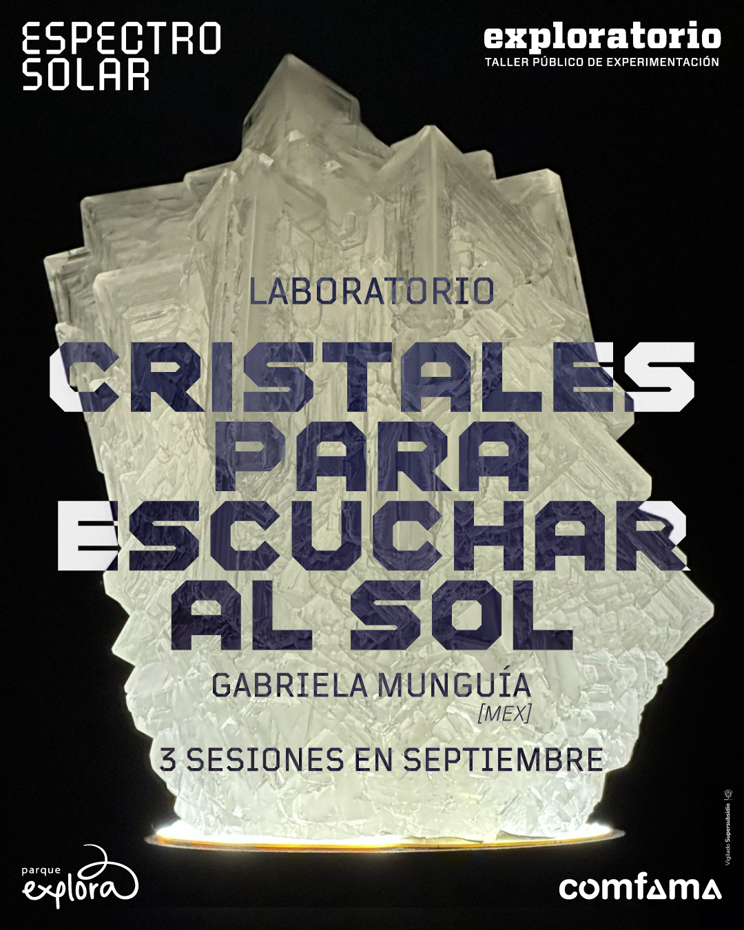 Composición fotográfica. Sobre un fondo negro, una formación de cristales translúcidos ocupa casi toda la imagen y está iluminada desde la base. En el centro se lee: «Laboratorio. Cristales para escuchar al sol. Gabriela Munguía, México. Tres sesiones en septiembre».