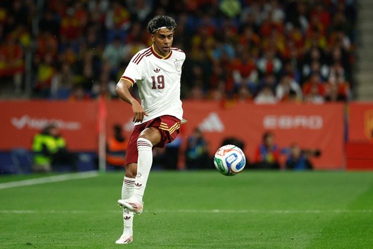 World Cup guide with predictions for soccer betting on Monday.