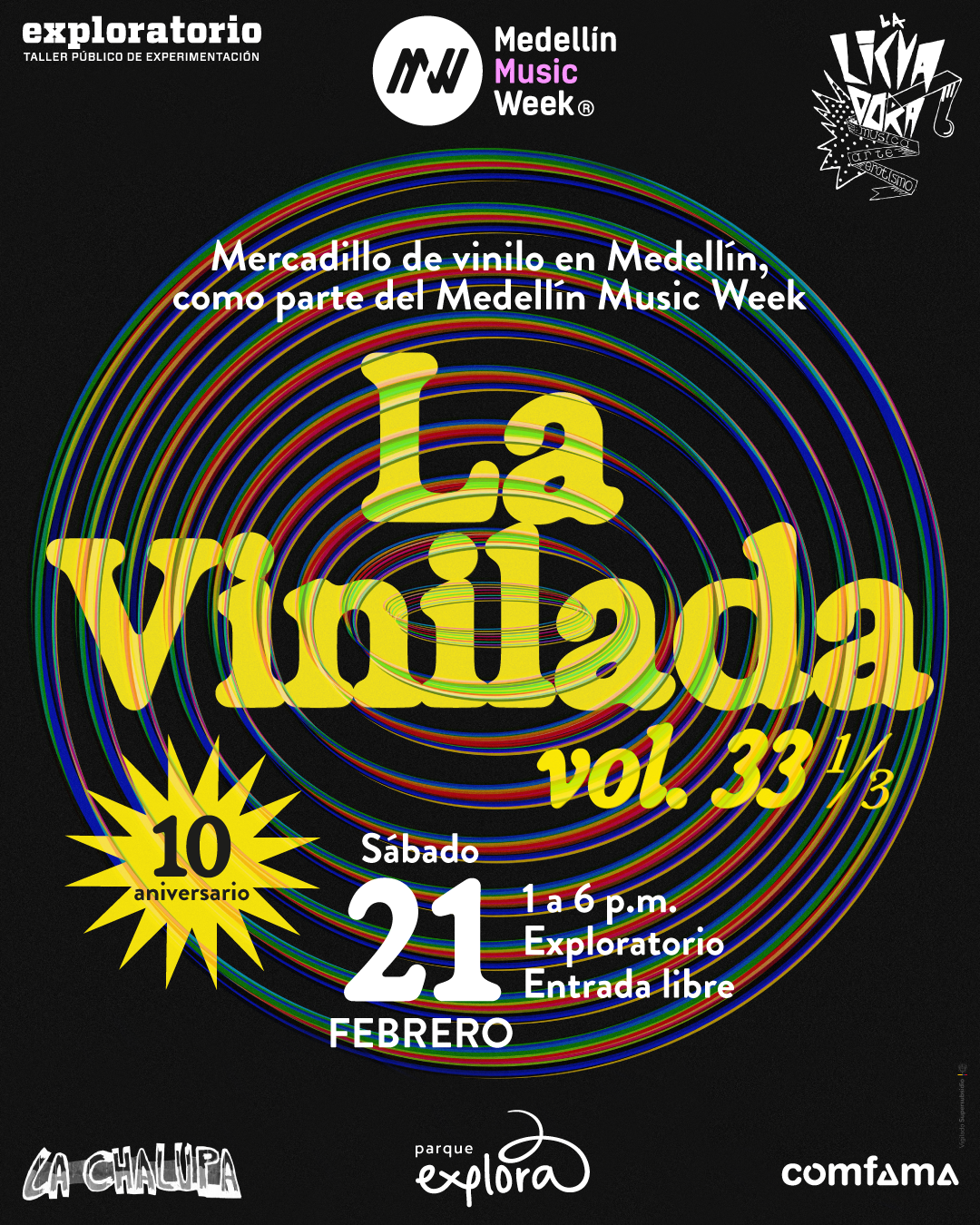 Ilustración. Sobre un fondo oscuro, se observan múltiples círculos concéntricos superpuestos que evocan un disco de vinilo. En la parte superior hay varios identificadores gráficos. En el centro, un texto dice: “Mercadillo de vinilo en Medellín, como parte del Medellín Music Week”. Más abajo, en gran tamaño, se lee: “La Vinilada vol. treinta y tres un tercio”. A la izquierda aparece una figura estrellada con el texto: “diez aniversario”. En la zona inferior central se lee: “Sábado veintiuno febrero”. Debajo, un texto indica: “una a seis p. m. Exploratorio. Entrada libre”.