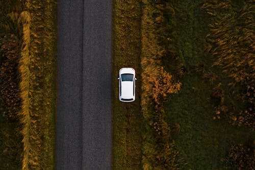 Faut-il privilégier une voiture récente ou un modèle plus ancien ?