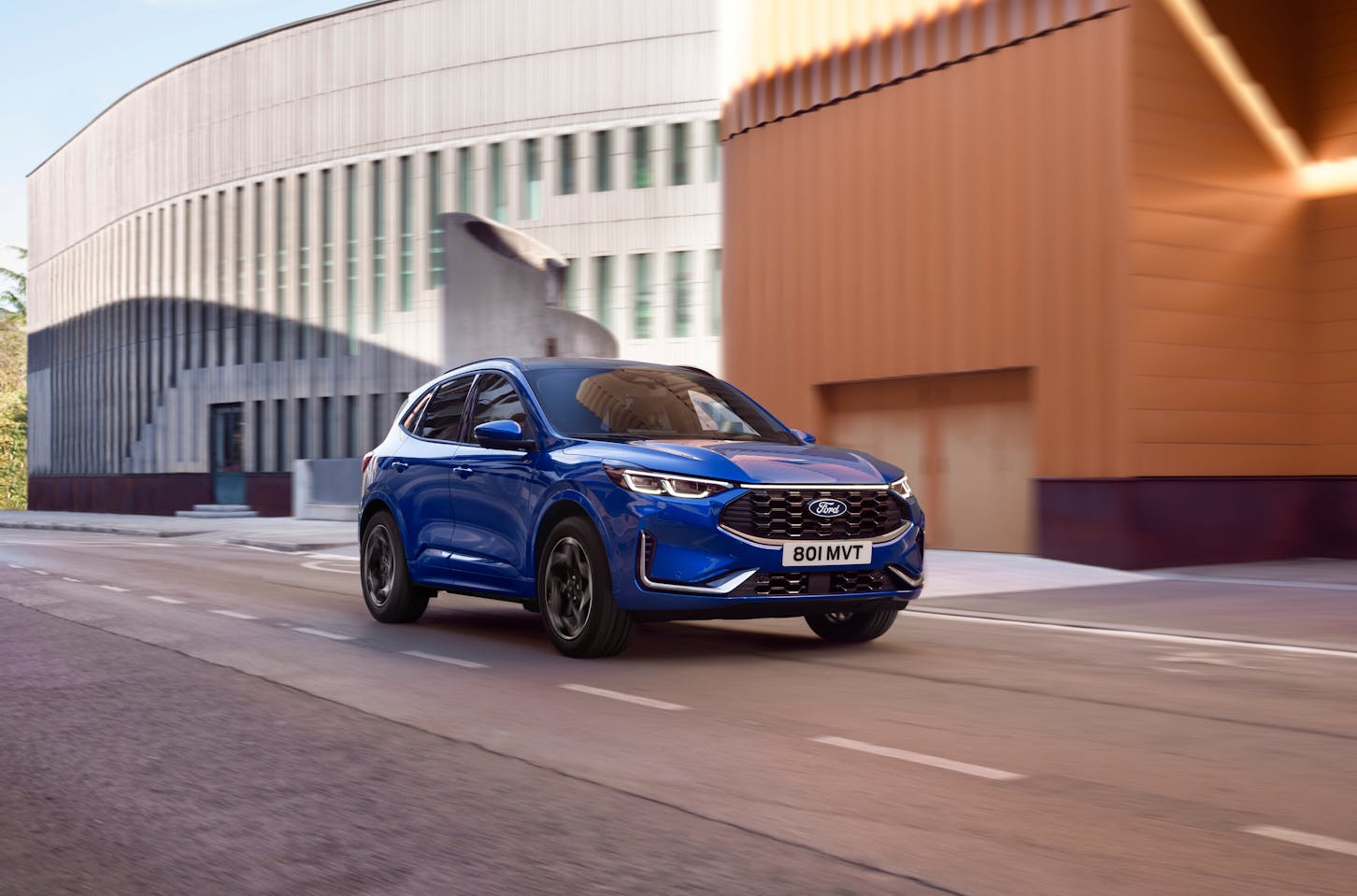 Ein blauer Ford Kuga.