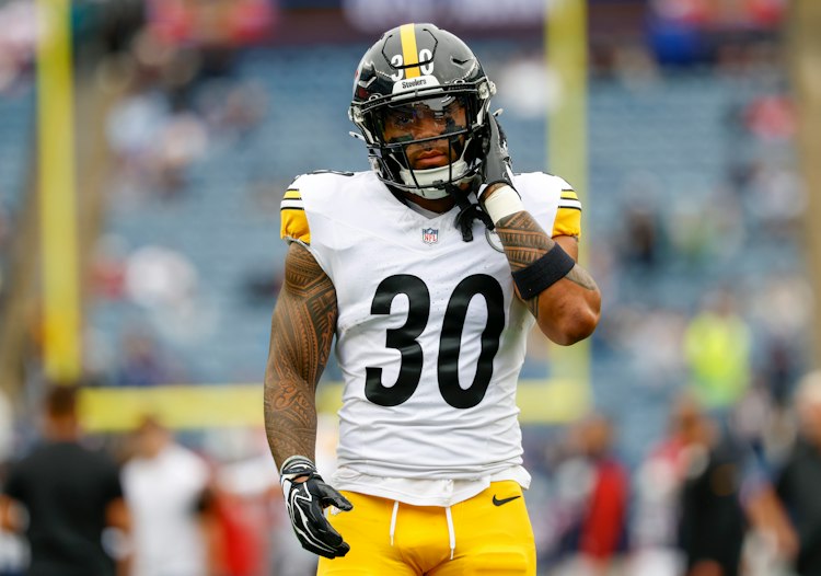 Steelers running back Jaylen Warren carries the ball during an NFL game