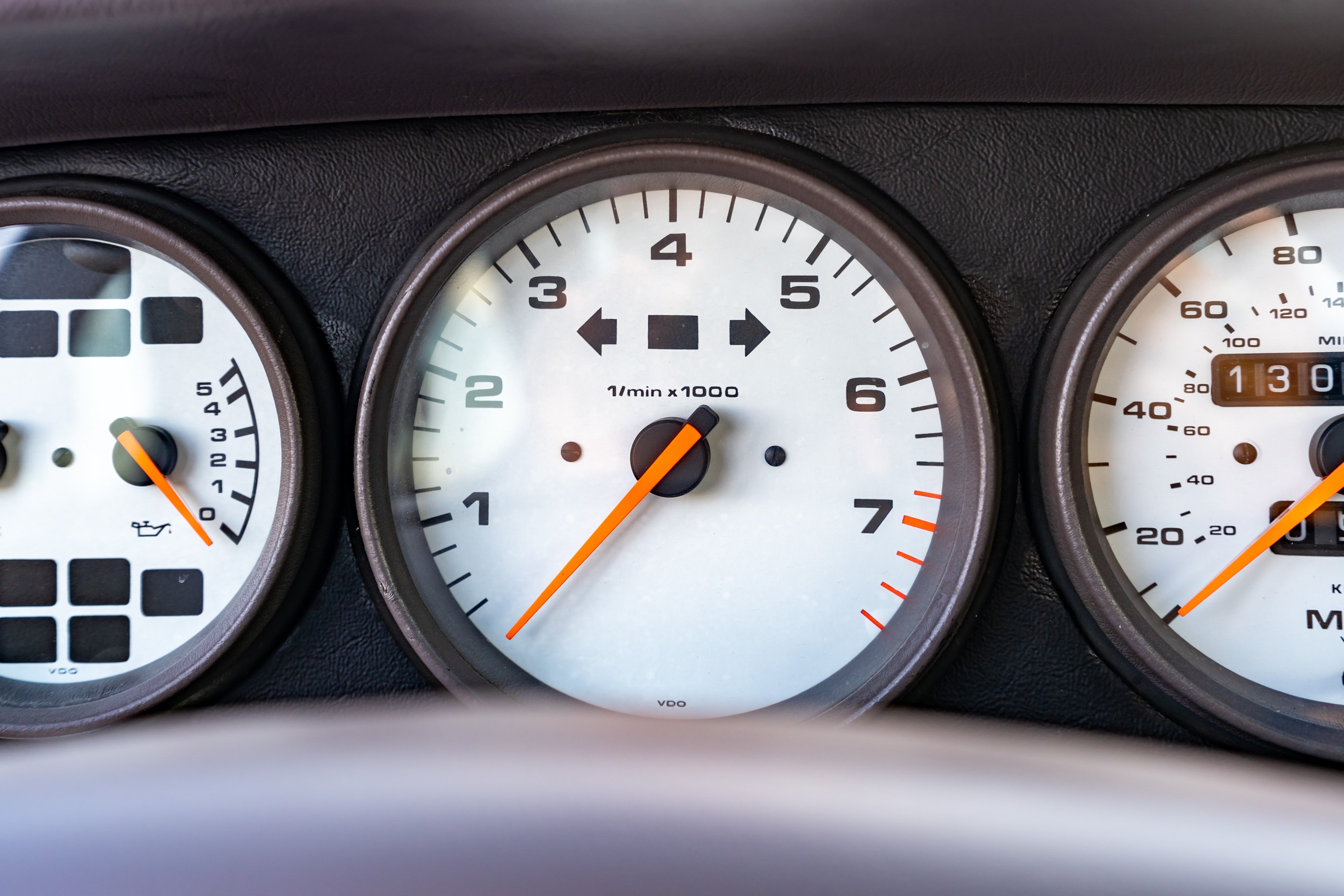 White tachometer on a 993 C4S