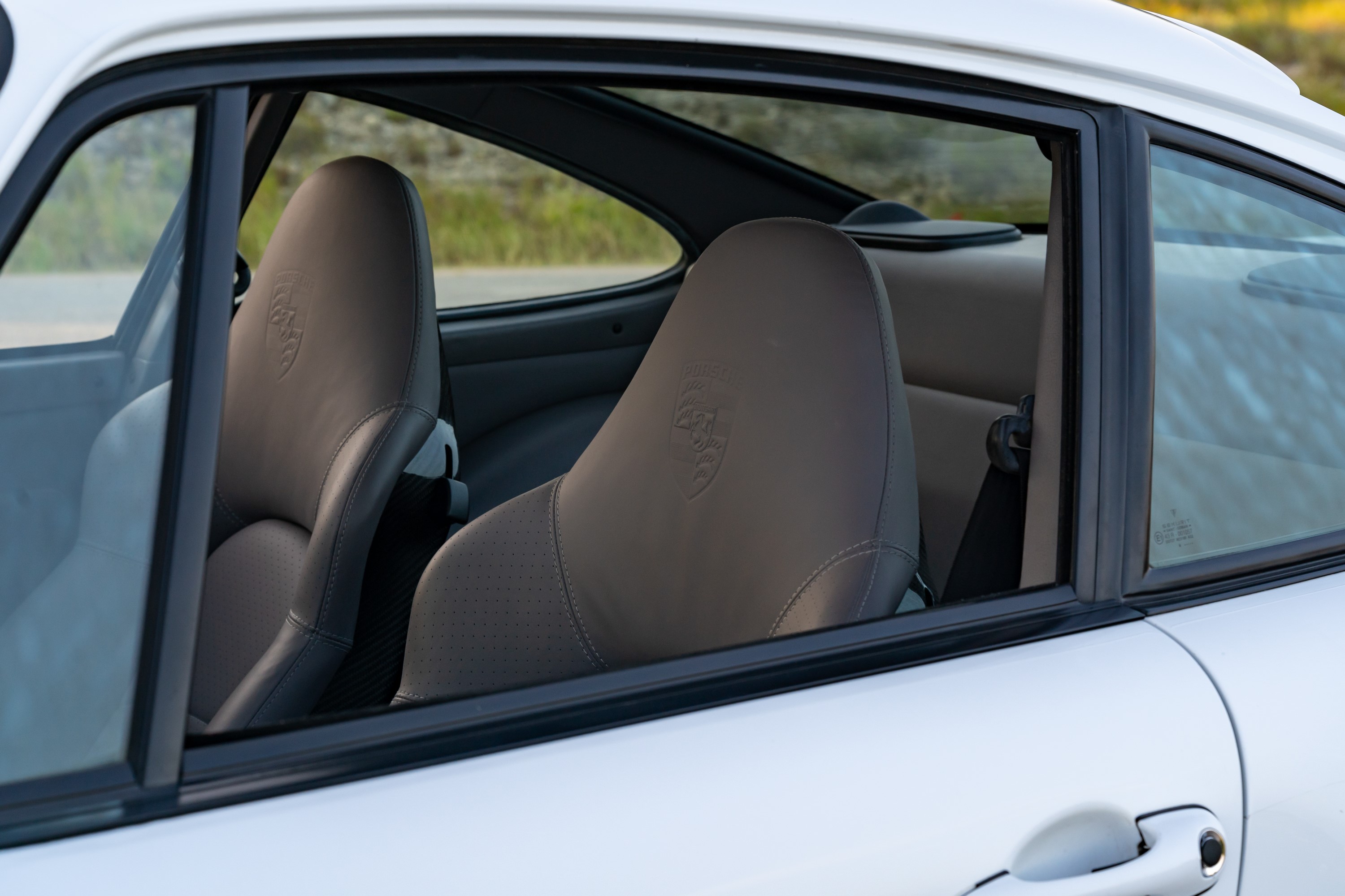 Grey seats in a Porsche 933 C4S