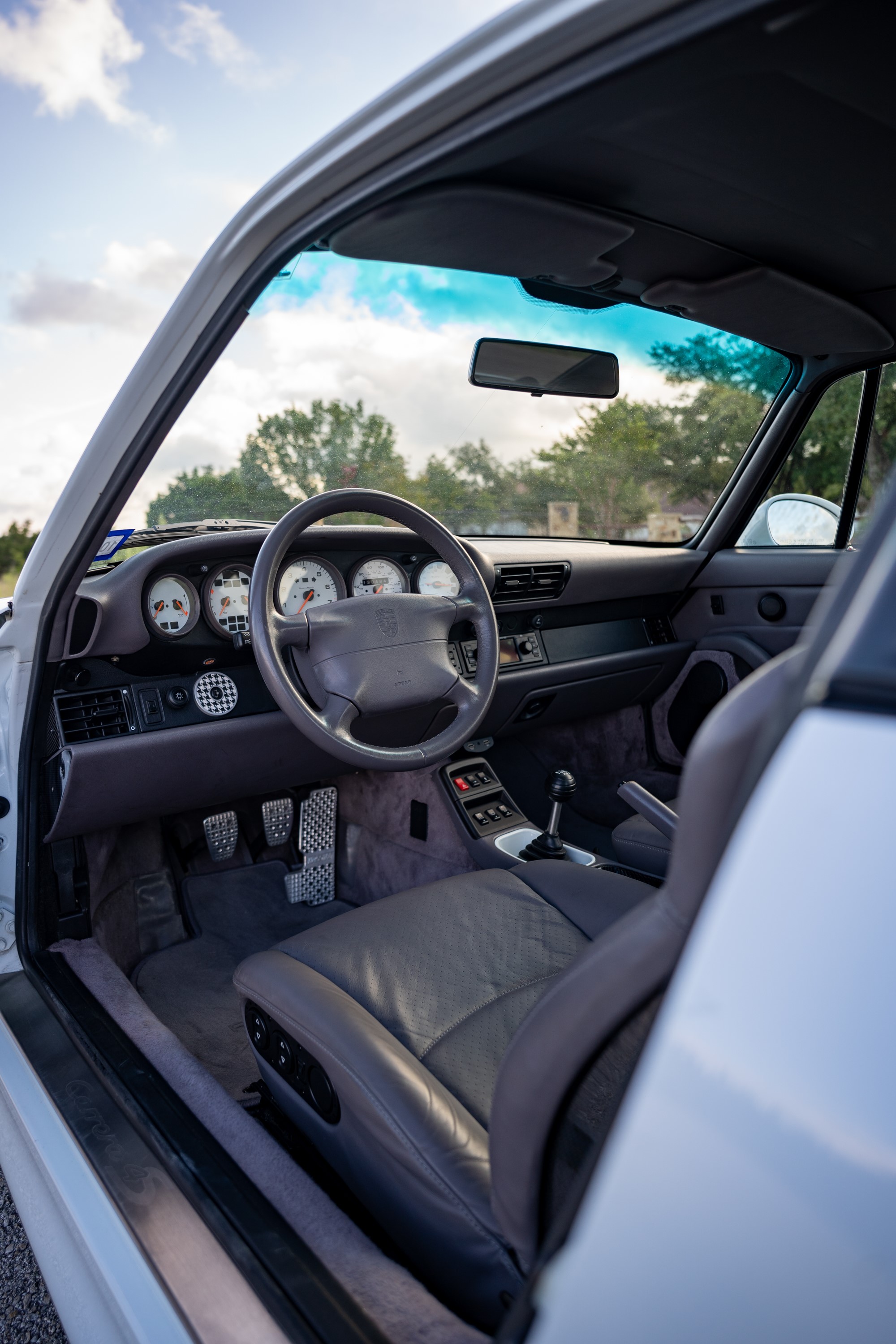 Grey interior on a white 993 C4S