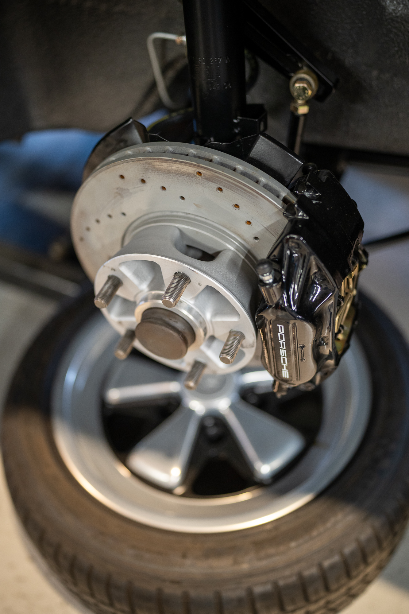 Black brake calipers on a 911