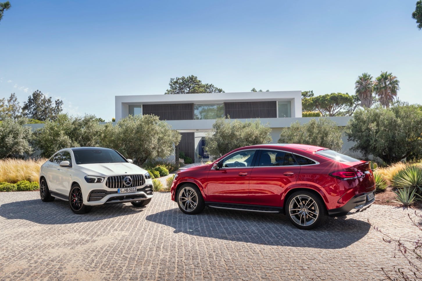 Zwei Mercedes GLE.