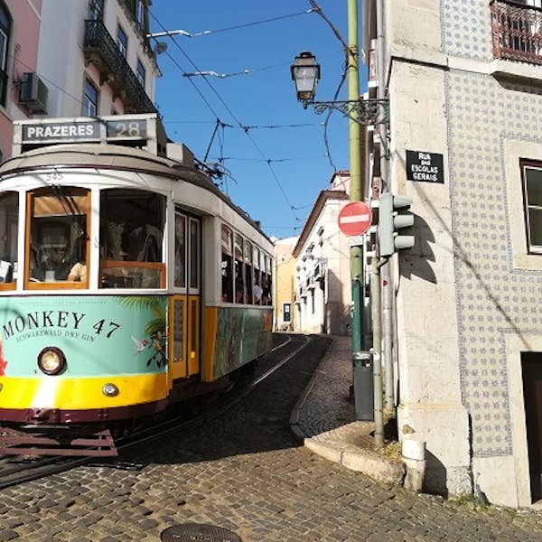 Alfama: Narrows Streets, Moorish Presence & Local Traditions's main gallery image