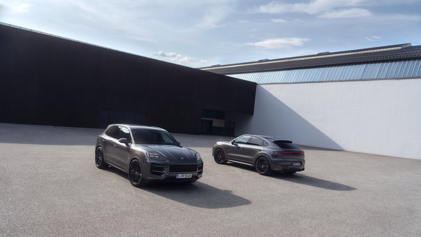 Zwei Porsche Cayenne.