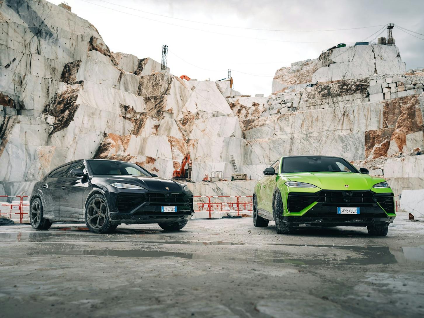 Zwei Lamborghini Urus.