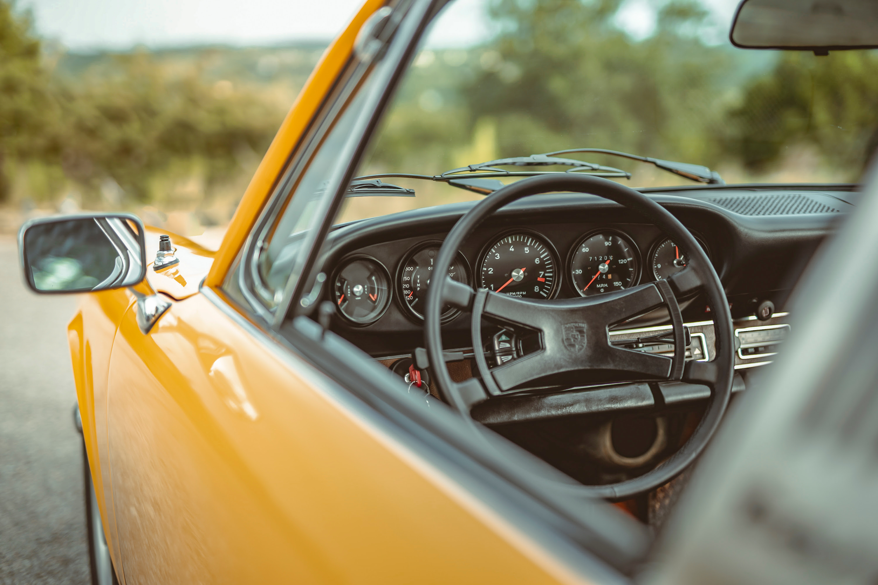 Signal Yellow 911S Targa steering wheel