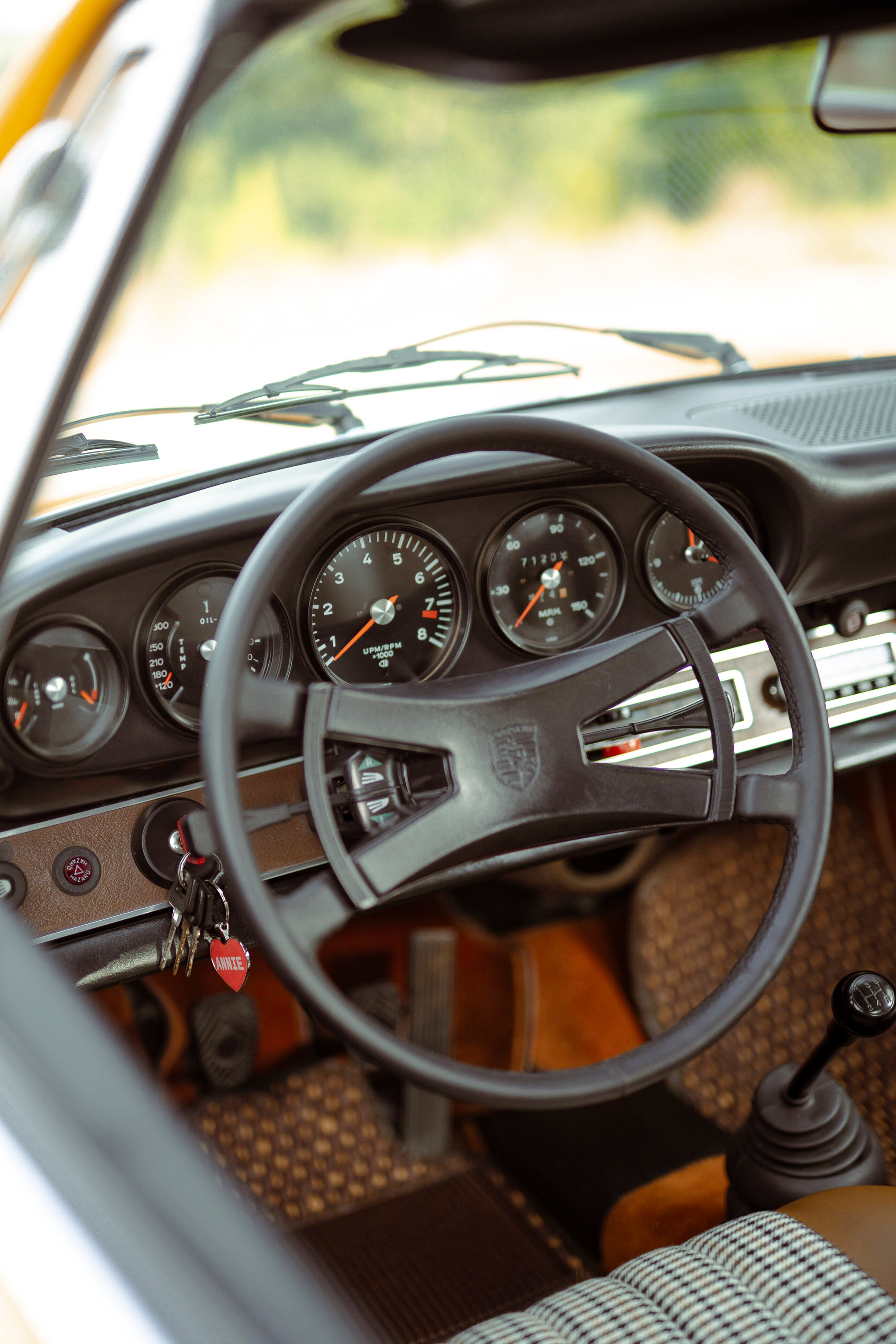 Signal Yellow 911S Targa steering wheel