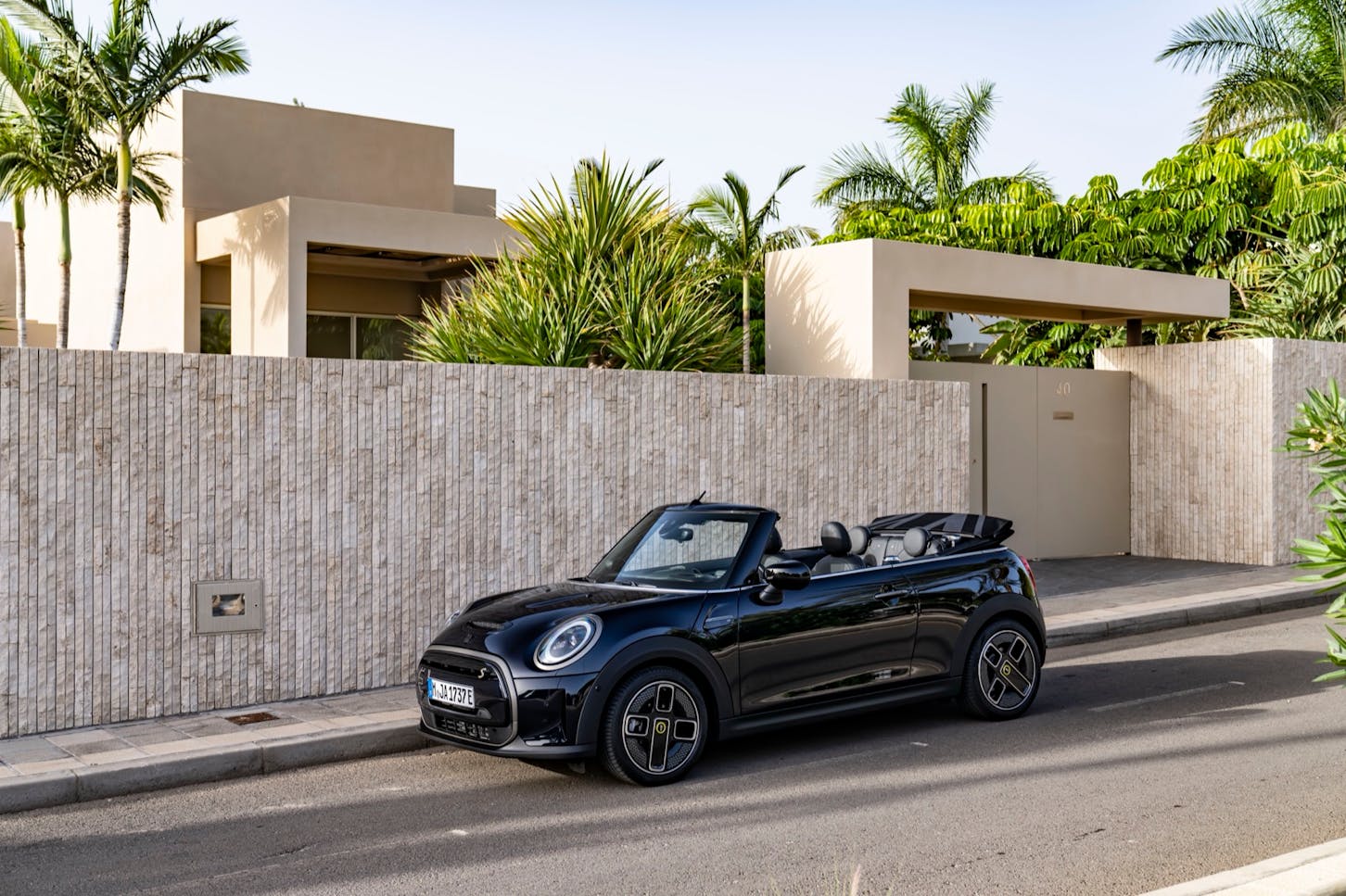 Ein Mini Cooper SE Cabrio.