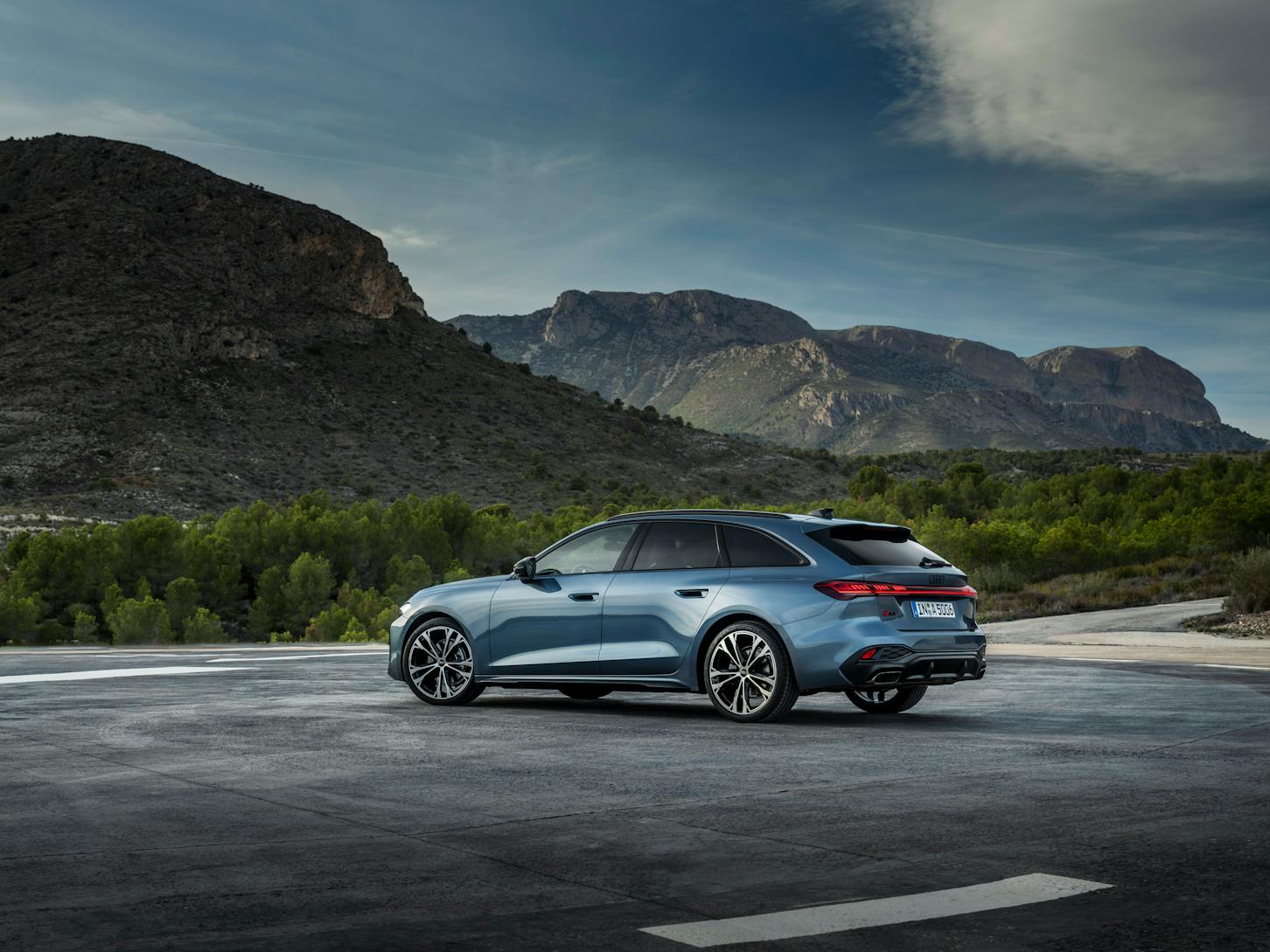 Der Audi A5 Avant parkt vor einer Berglandschaft.