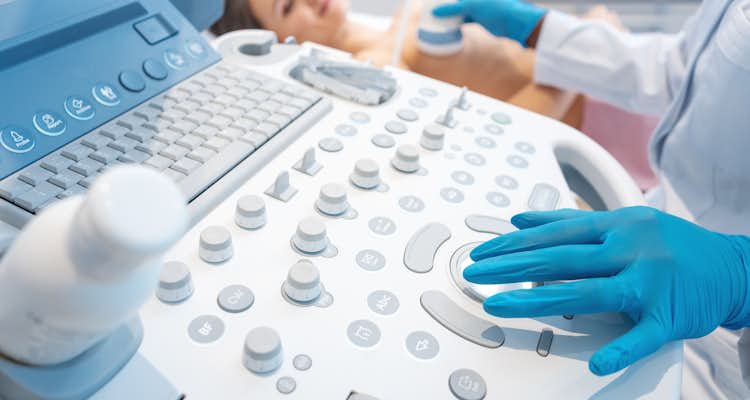Como fazer o manejo adequado dos microcistos agrupados encontrados nos exames de ultrassonografia mamária?