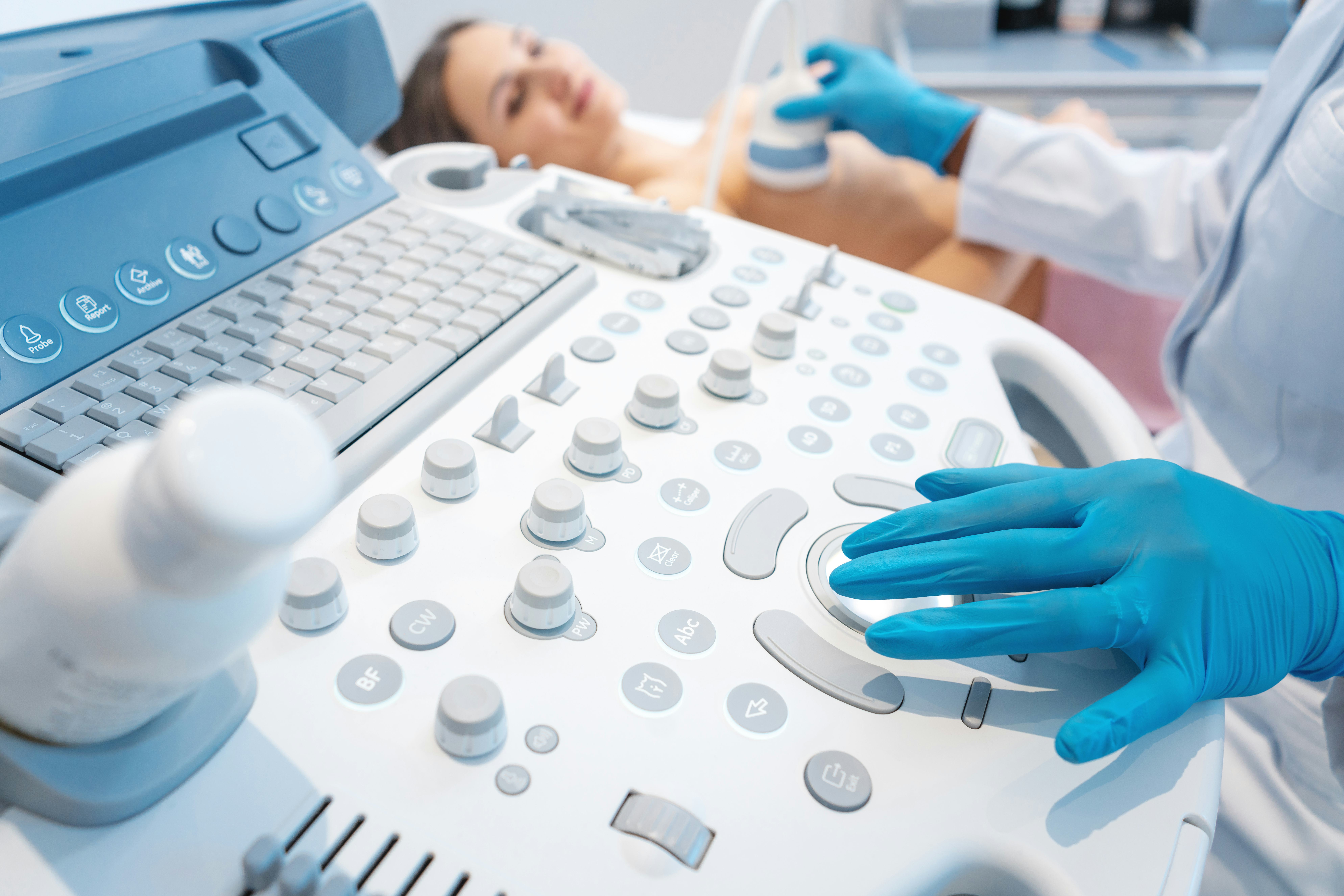 Como fazer o manejo adequado dos microcistos agrupados encontrados nos exames de ultrassonografia mamária?