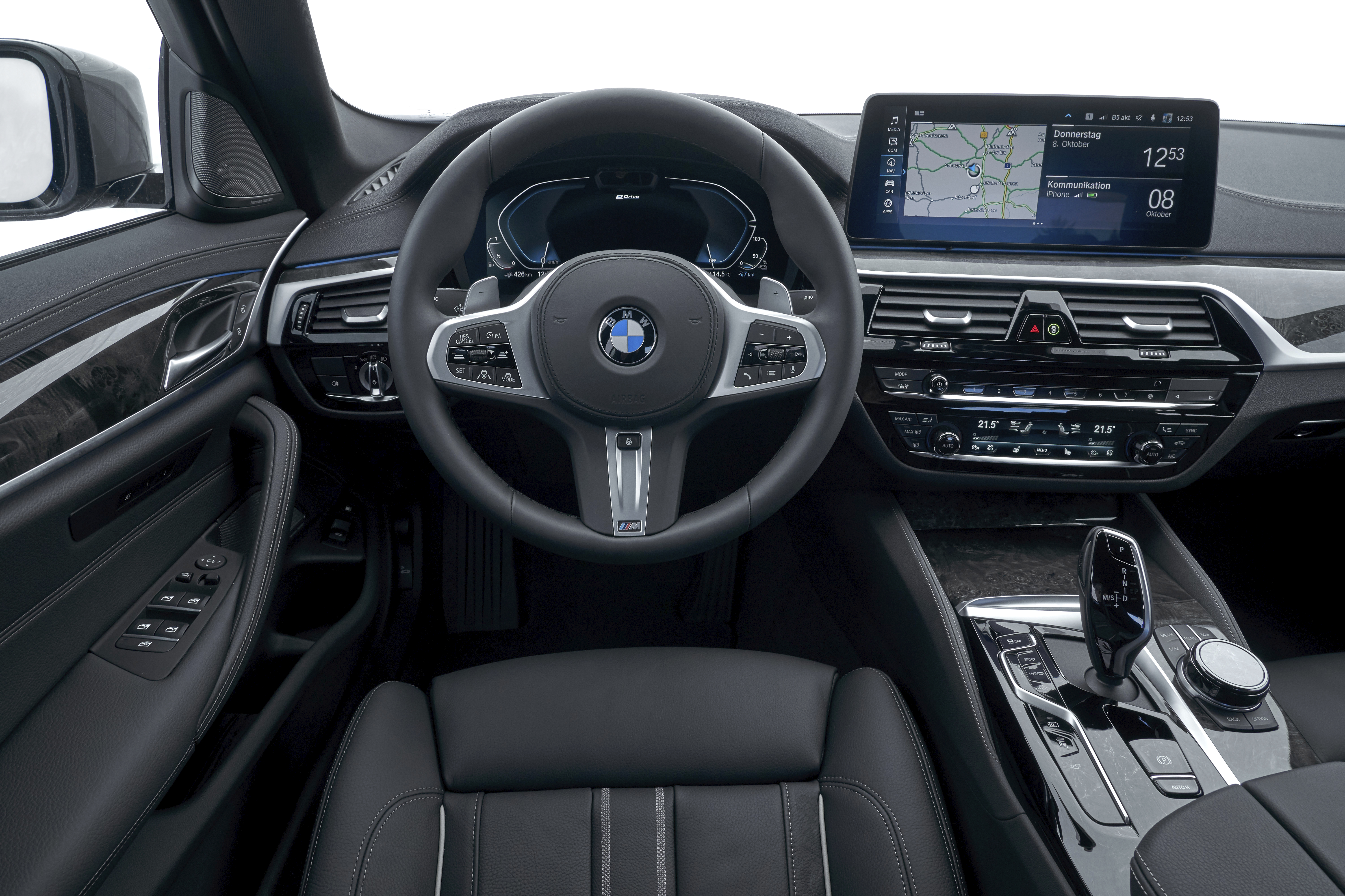 Das Cockpit der BMW 530e Limousine.