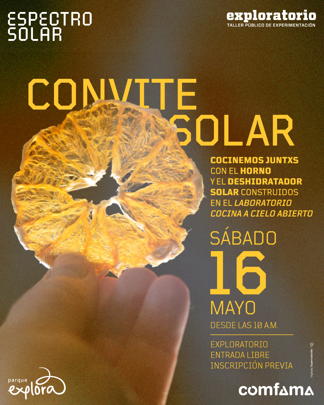 Ilustración. Sobre un fondo oscuro con destellos cálidos, una mano sostiene una rodaja translúcida de cítrico iluminada desde atrás, ubicada hacia la parte inferior izquierda y central. En la esquina superior izquierda aparece el texto: “Espectro solar”. En el centro se lee: “Convite solar”. A la derecha, un bloque de texto dice: “Cocinemos juntxs con el horno y el deshidratador solar construidos en el laboratorio Cocina a cielo abierto”. Debajo aparece la información: “Sábado 16 mayo desde las diez de la mañana”. Más abajo se lee: “Exploratorio. Entrada libre. Inscripción previa”.