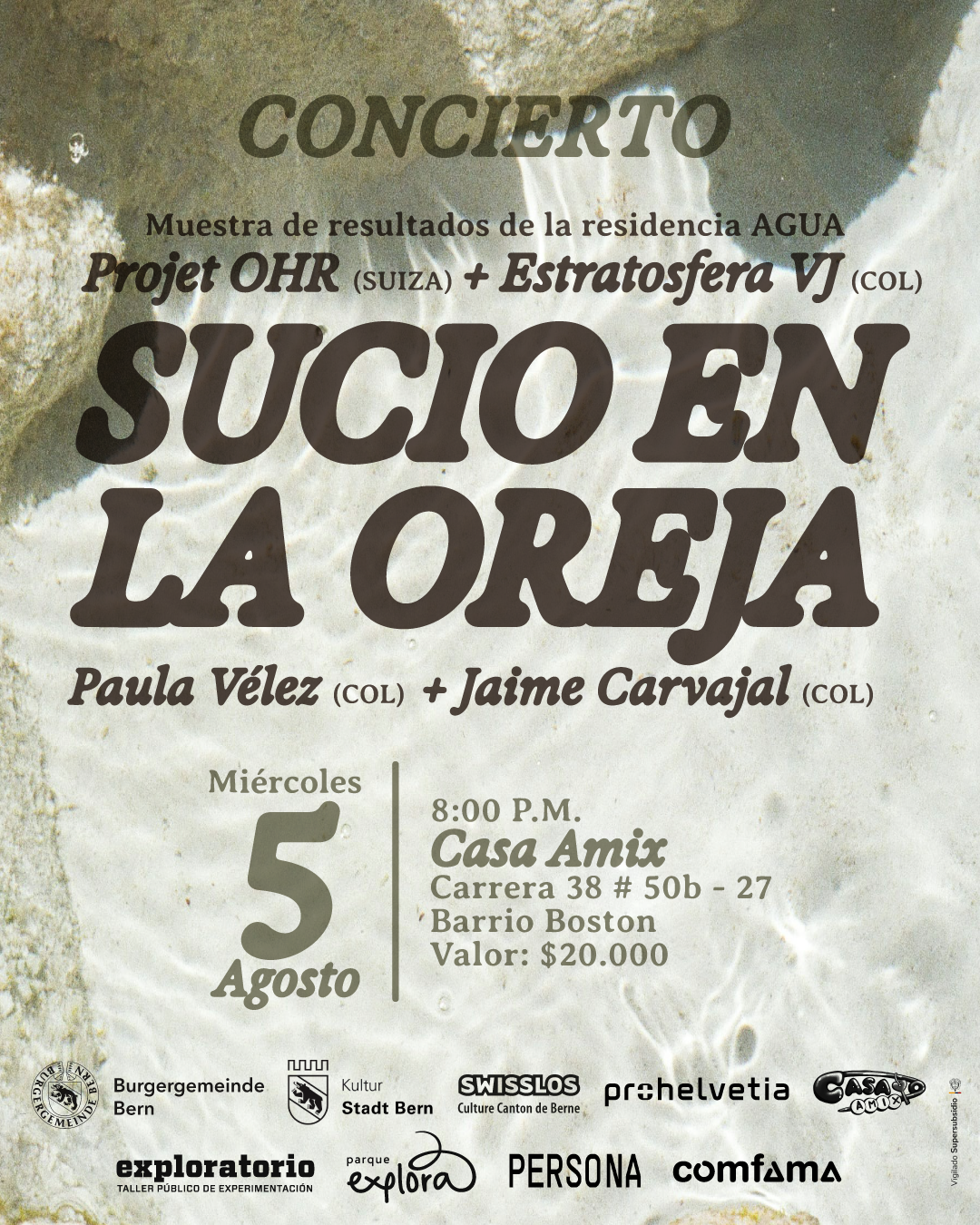 Pieza gráfica. Sobre un fondo con texturas de agua, espuma y superficies rocosas, en la parte superior se lee: «Concierto. Muestra de resultados de la residencia Agua. Projet OHR (Suiza) + Estratosfera VJ (Colombia)». En el centro aparece: «Sucio en la oreja. Paula Vélez (Colombia) + Jaime Carvajal (Colombia)». En la parte inferior se indica: «Miércoles cinco de agosto, ocho de la noche. Casa Amix. Carrera 38 número 50 B-27, barrio Boston. Valor: veinte mil pesos».