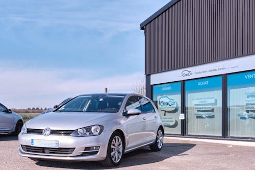 Vendre sa voiture via une agence automobilière : guide complet 2026