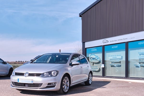 Vendre sa voiture via une agence automobilière : guide complet 2026