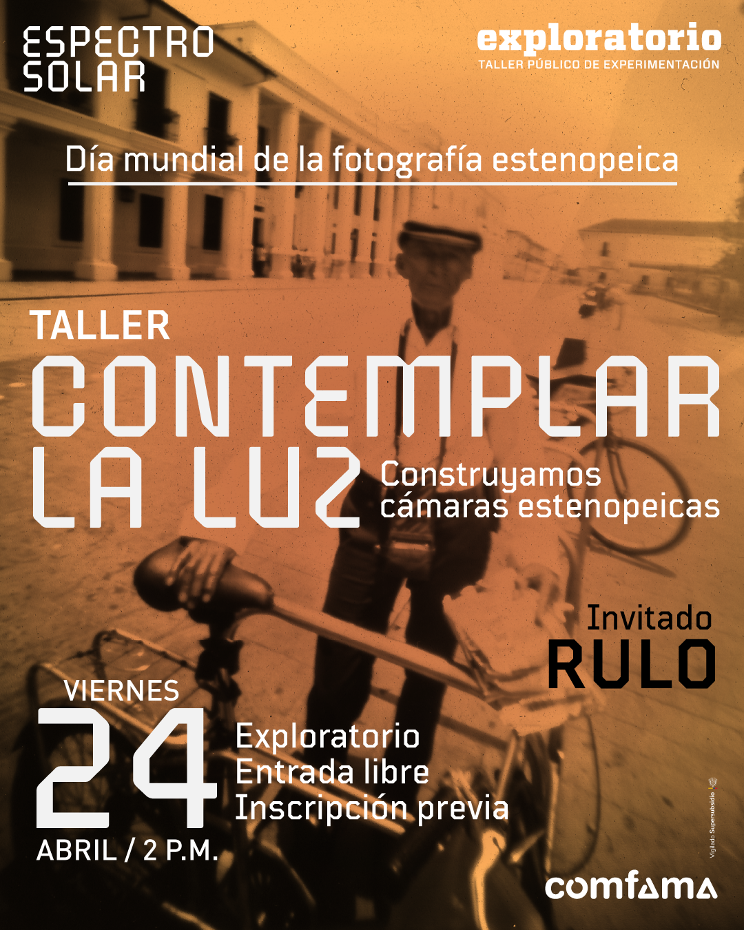 Ilustración. Sobre una fotografía en tono sepia de una calle con edificios de columnas a la izquierda y un hombre desenfocado junto a bicicletas en primer plano, aparecen textos superpuestos. En la parte superior izquierda: «Espectro solar». En la parte superior derecha: «Exploratorio. Taller público de experimentación». Debajo, centrado: «Día mundial de la fotografía estenopeica». En el centro: «Taller contemplar la luz». A la derecha: «Construyamos cámaras estenopeicas». Más abajo: «Invitado Rulo». En la parte inferior izquierda: «Viernes veinticuatro abril a las dos de la tarde». En la parte inferior centro: «Exploratorio. Entrada libre. Inscripción previa».