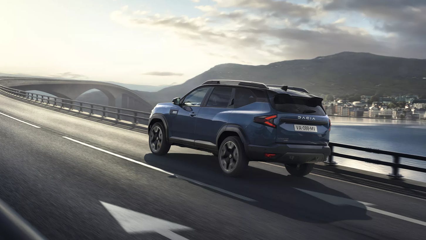 Der Dacia Bigster von hinten.