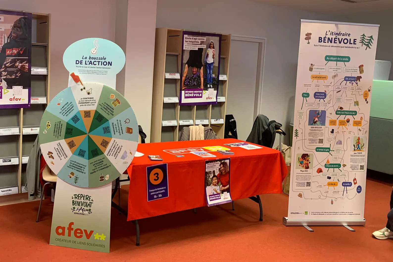 Stand pour l'AFEV : roue de la chance, roll-up, panneaux Forex