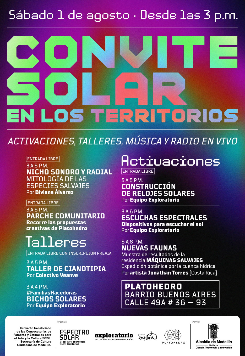 Pieza gráfica. Sobre un fondo con degradados difusos en tonos violeta, magenta, rojo, naranja, verde y azul, aparecen varios bloques de texto separados por líneas horizontales. En la parte superior dice: «Sábado 1 de agosto. Desde las 3 p. m.». Debajo, en letras grandes: «Convite solar en los territorios». Más abajo: «Activaciones, talleres, música y radio en vivo». En la mitad inferior, distribuidos en dos columnas, se anuncian actividades con horarios, modalidad de entrada y responsables: «Nicho sonoro y radial. Mitología de las especies salvajes», «Parche comunitario», «Taller de cianotipia», «Bichos solares», «Construcción de relojes solares», «Escuchas espectrales» y «Nuevas faunas». En la parte inferior derecha aparece el lugar: «Platohedro. Barrio Buenos Aires. Calle 49A # 36 – 93».