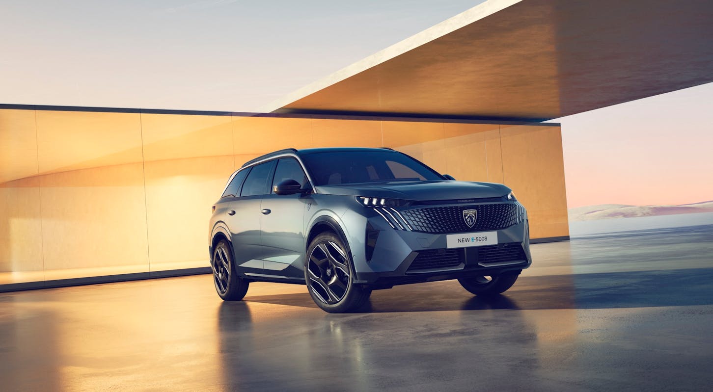 Der Peugeot E-5008.