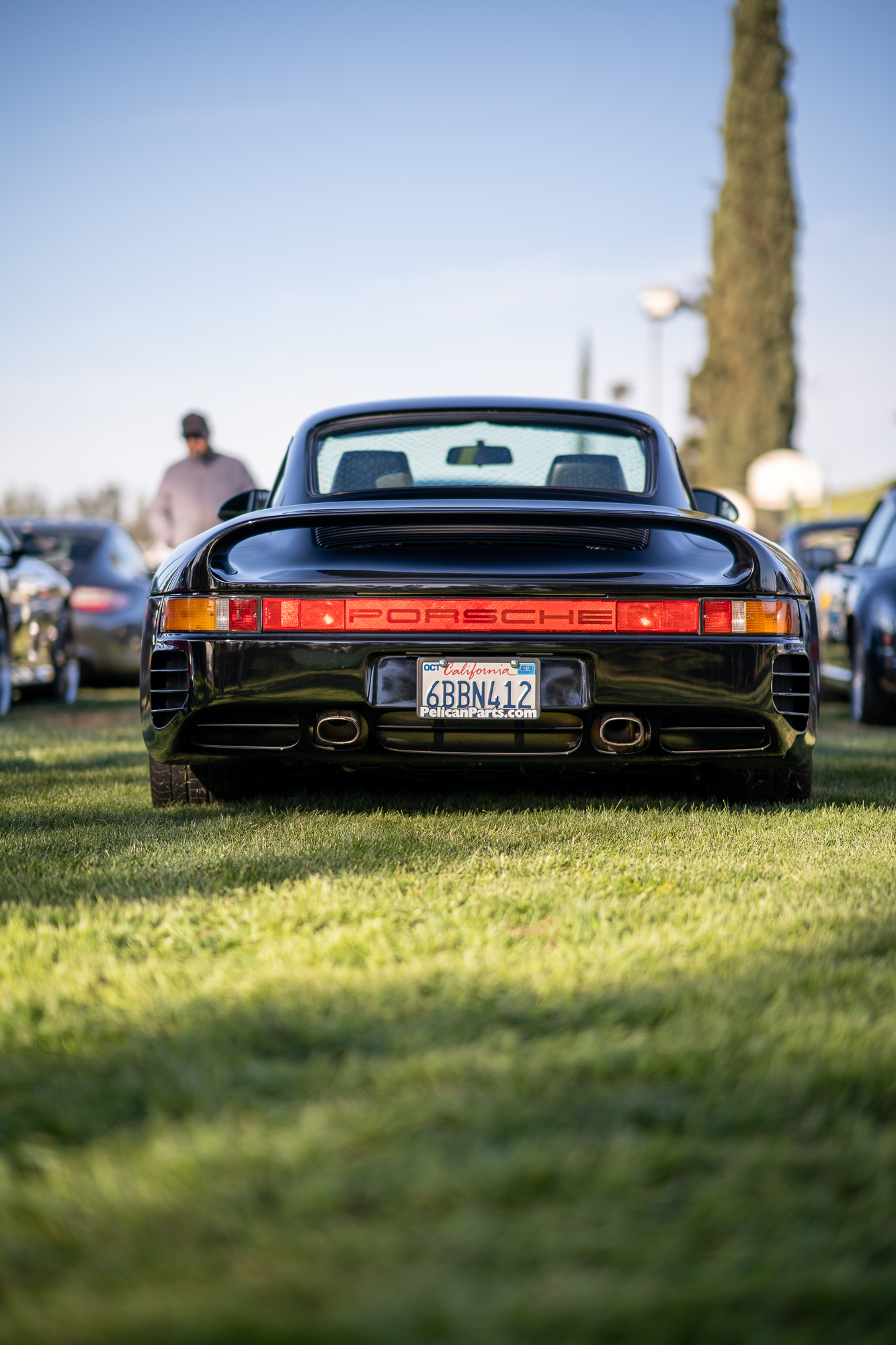 The backend of a black Porsche 959