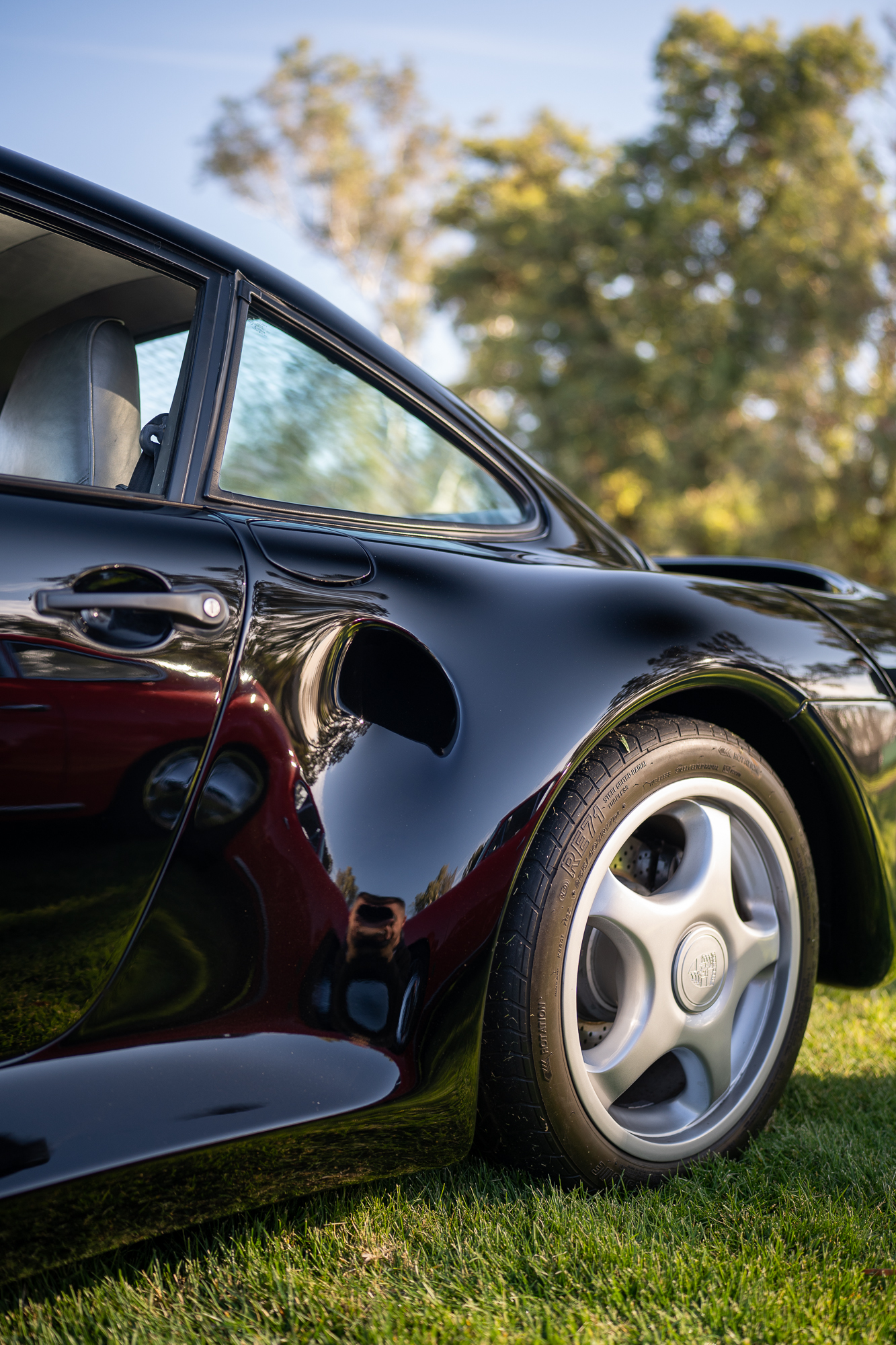 Rear intake scoop on a black Porsche 959