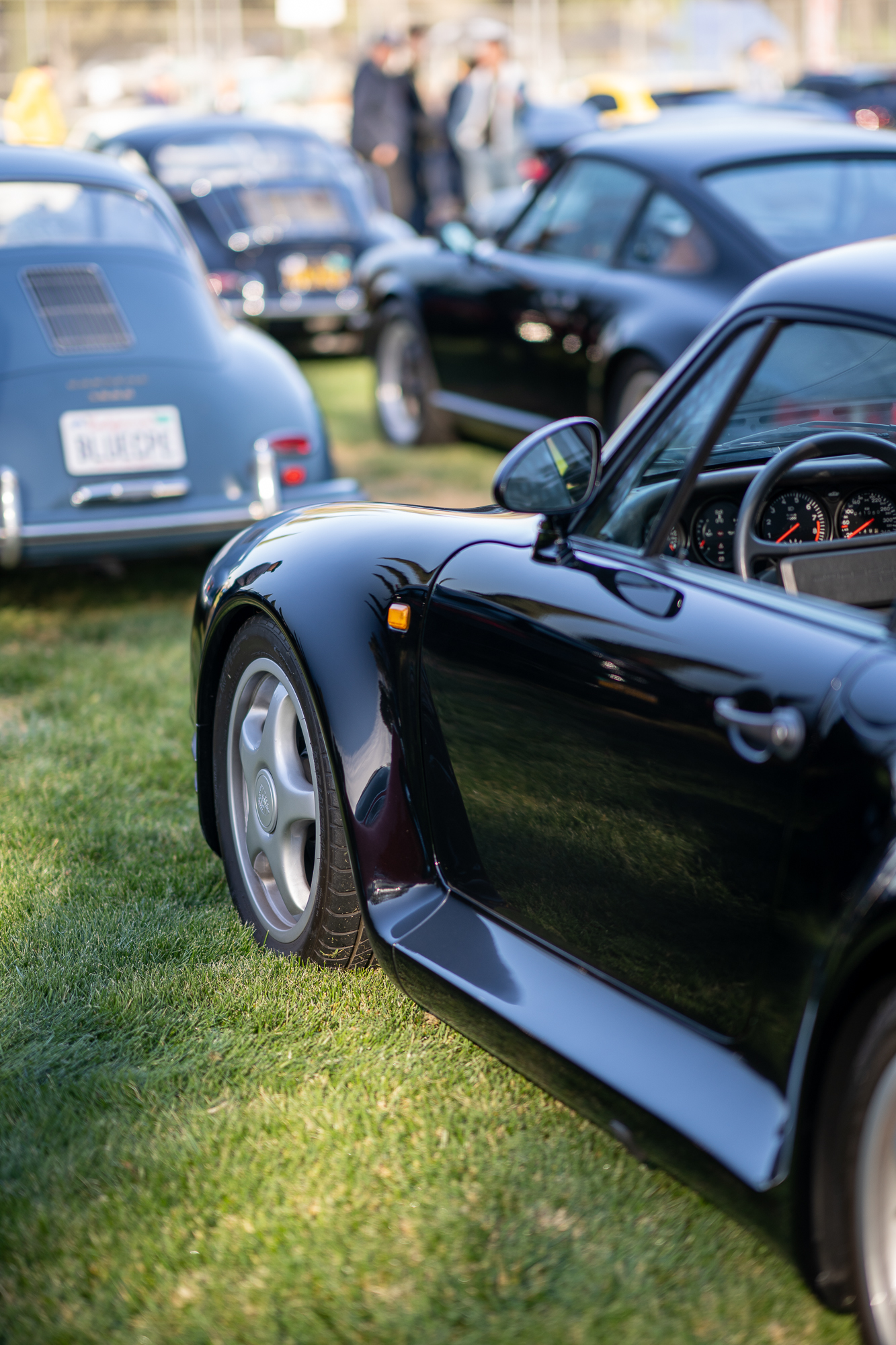 Wide fenders on a black Porsche 959